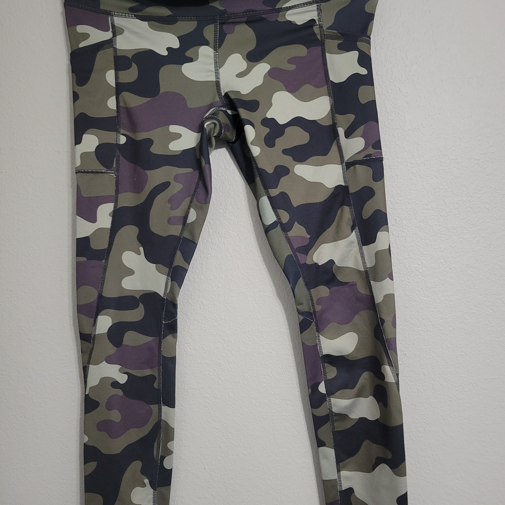 Reebok Women's Precision Ankle Length High-Rise Capri Green Camo Size S